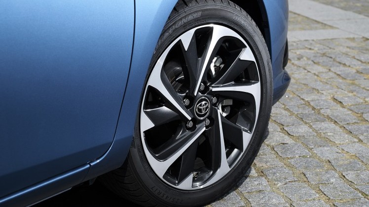 Autotest vernieuwde Toyota Auris, het faceliftmodel heeft meer verfijning en blijft in 2015 zeer interessant voor zakelijk rijders dankzij 14% bijtelling.