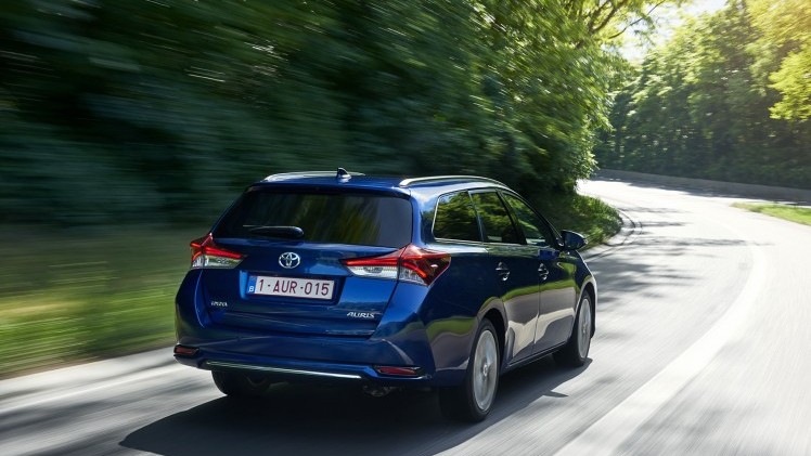 Autotest vernieuwde Toyota Auris, het faceliftmodel heeft meer verfijning en blijft in 2015 zeer interessant voor zakelijk rijders dankzij 14% bijtelling.
