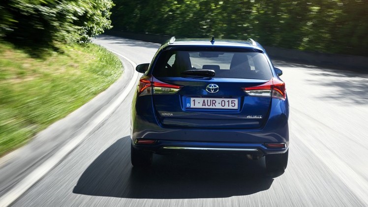 Autotest vernieuwde Toyota Auris, het faceliftmodel heeft meer verfijning en blijft in 2015 zeer interessant voor zakelijk rijders dankzij 14% bijtelling.