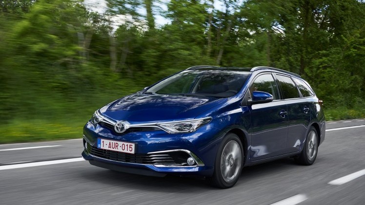 Autotest vernieuwde Toyota Auris, het faceliftmodel heeft meer verfijning en blijft in 2015 zeer interessant voor zakelijk rijders dankzij 14% bijtelling.