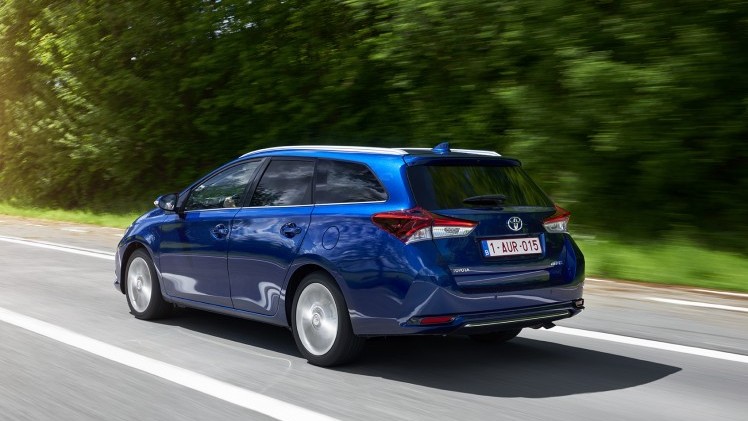 Autotest vernieuwde Toyota Auris, het faceliftmodel heeft meer verfijning en blijft in 2015 zeer interessant voor zakelijk rijders dankzij 14% bijtelling.