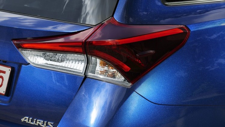 Autotest vernieuwde Toyota Auris, het faceliftmodel heeft meer verfijning en blijft in 2015 zeer interessant voor zakelijk rijders dankzij 14% bijtelling.