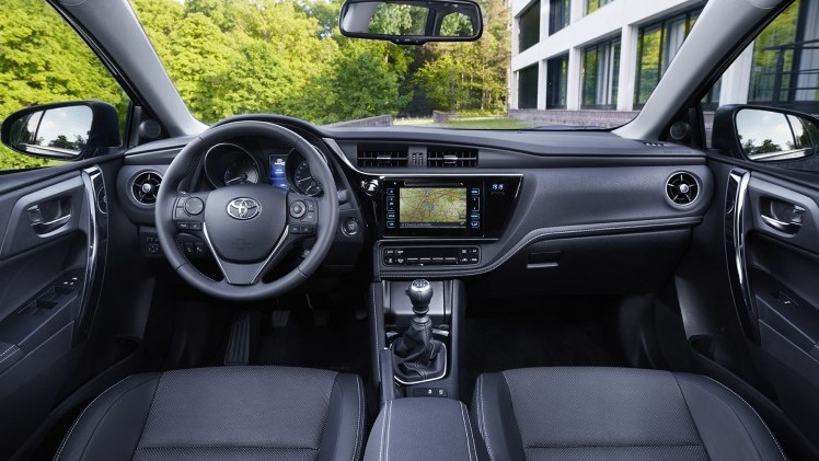 Autotest vernieuwde Toyota Auris, het faceliftmodel heeft meer verfijning en blijft in 2015 zeer interessant voor zakelijk rijders dankzij 14% bijtelling.