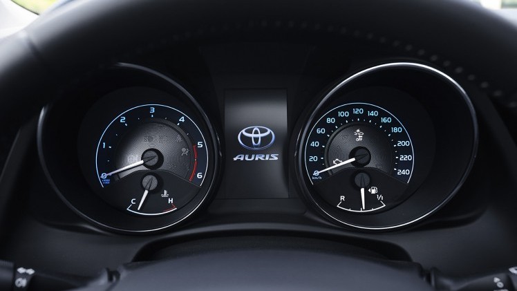 Autotest vernieuwde Toyota Auris, het faceliftmodel heeft meer verfijning en blijft in 2015 zeer interessant voor zakelijk rijders dankzij 14% bijtelling.