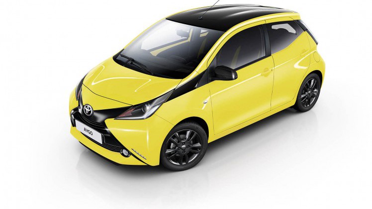 Path Unlimited Card bij aankoop van een Toyota Aygo x-cite cadeau. Je herkent het actiemodel aan zijn kleur yellow frizz.