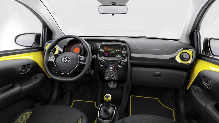 Path Unlimited Card bij aankoop van een Toyota Aygo x-cite cadeau. Je herkent het actiemodel aan zijn kleur yellow frizz.