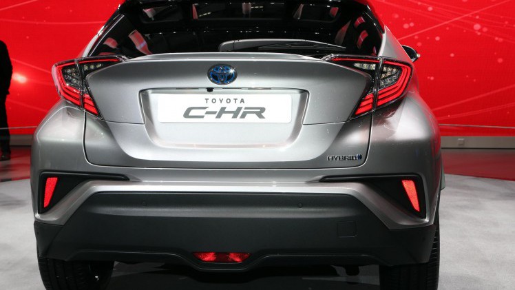 De nieuwe Toyota C-HR wordt niet alleen als hybride beschikbaar, maar rolt ook van de band met de 1.2 Turbo motor uit de Auris.