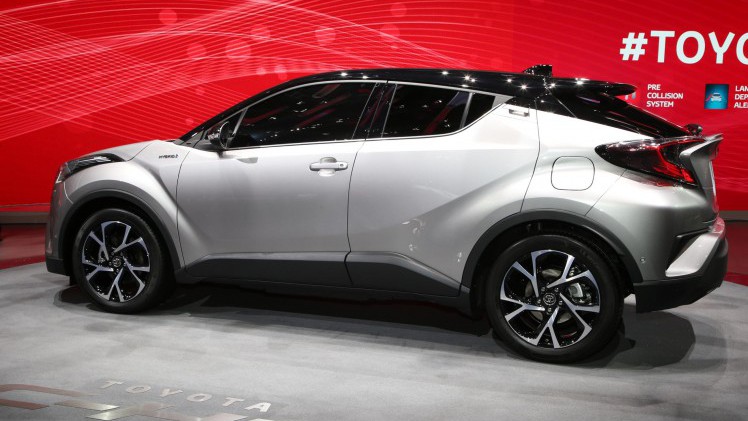 De nieuwe Toyota C-HR wordt niet alleen als hybride beschikbaar, maar rolt ook van de band met de 1.2 Turbo motor uit de Auris.