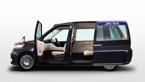 Toyota komt met de JPN Taxi Concept, een vingeroefening naar een volgende generatie taxis in eerste instantie bedoeld voor Japan. Het bijzondere aan dit studiemodel is de LPG-Hybride aandrijflijn.