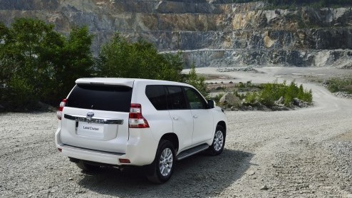 Toyota introduceert de Land Cruiser modeljaar 2014 met een verbeterd onderstel, een licht aangepast in- en exterieur en een royalere uitrusting. Tot slot is de vanafprijs ook nog gedaald.