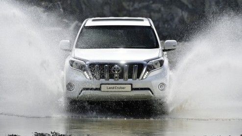 Toyota introduceert de Land Cruiser modeljaar 2014 met een verbeterd onderstel, een licht aangepast in- en exterieur en een royalere uitrusting. Tot slot is de vanafprijs ook nog gedaald.