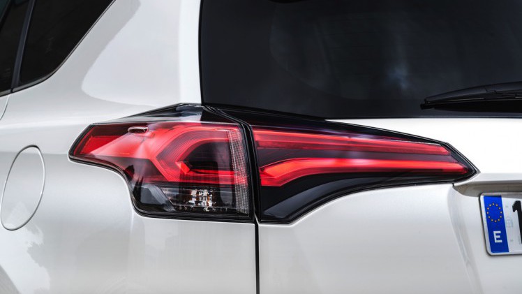 Autotest Toyota RAV4 Hybrid, de hybride SUV van de vernieuwde RAV4 die zuinigheid combineert met bijna 200 pk.