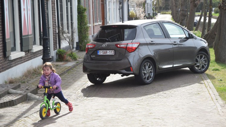 Toyota geeft de bestaande Yaris niet alleen een facelift, maar voorziet ook in een nieuwe motor en veel toegevoegde veiligheidsitems. AutoVandaag deed een rijtest.