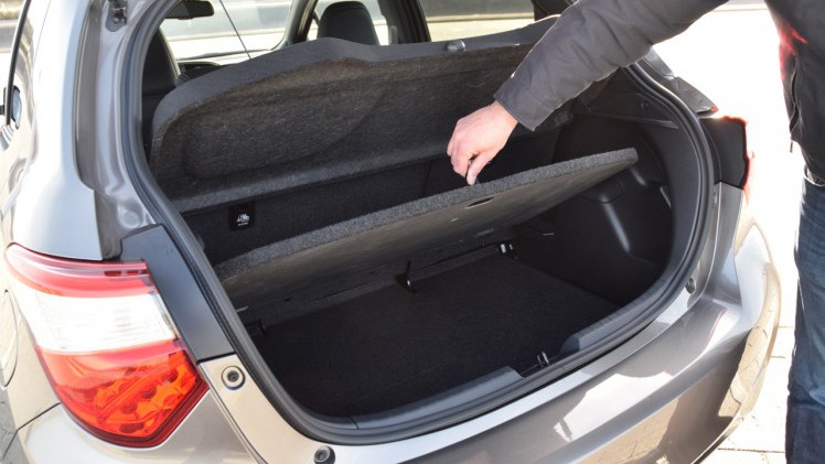 Toyota geeft de bestaande Yaris niet alleen een facelift, maar voorziet ook in een nieuwe motor en veel toegevoegde veiligheidsitems. AutoVandaag deed een rijtest.