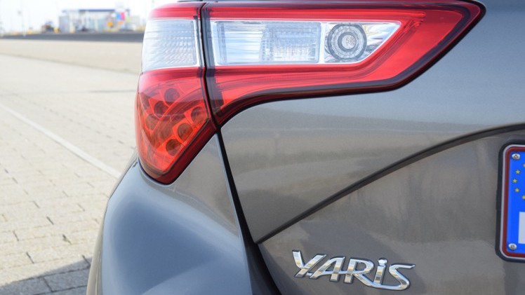 Toyota geeft de bestaande Yaris niet alleen een facelift, maar voorziet ook in een nieuwe motor en veel toegevoegde veiligheidsitems. AutoVandaag deed een rijtest.