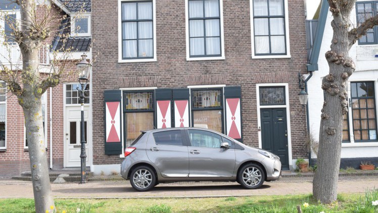 Toyota geeft de bestaande Yaris niet alleen een facelift, maar voorziet ook in een nieuwe motor en veel toegevoegde veiligheidsitems. AutoVandaag deed een rijtest.