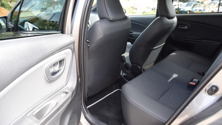 Toyota geeft de bestaande Yaris niet alleen een facelift, maar voorziet ook in een nieuwe motor en veel toegevoegde veiligheidsitems. AutoVandaag deed een rijtest.