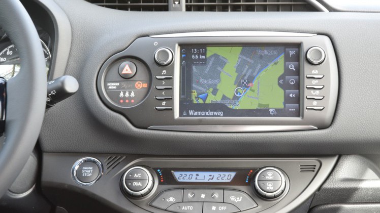Toyota geeft de bestaande Yaris niet alleen een facelift, maar voorziet ook in een nieuwe motor en veel toegevoegde veiligheidsitems. AutoVandaag deed een rijtest.