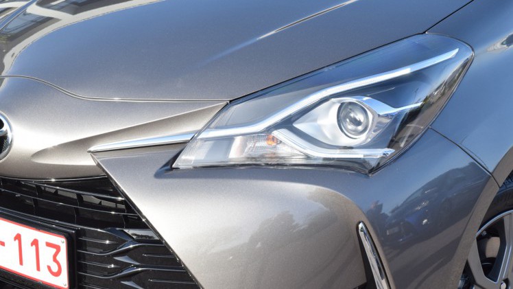 Toyota geeft de bestaande Yaris niet alleen een facelift, maar voorziet ook in een nieuwe motor en veel toegevoegde veiligheidsitems. AutoVandaag deed een rijtest.