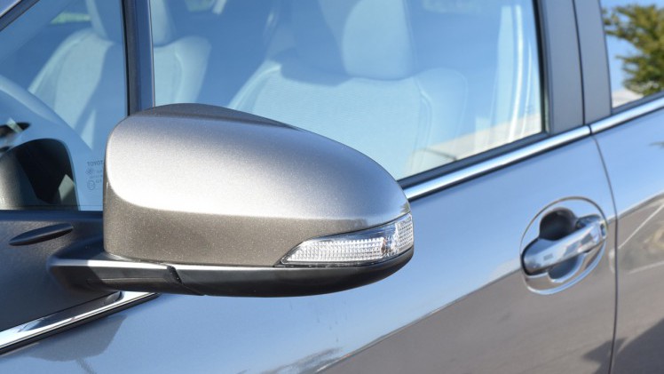 Toyota geeft de bestaande Yaris niet alleen een facelift, maar voorziet ook in een nieuwe motor en veel toegevoegde veiligheidsitems. AutoVandaag deed een rijtest.