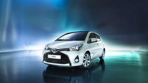 Toyota Yaris facelift vernieuwt het gezicht van de Yaris, alsmede het interieur, onderstel en motoren. De vernieuwde Toyota Yaris staat medio september bij de dealer.