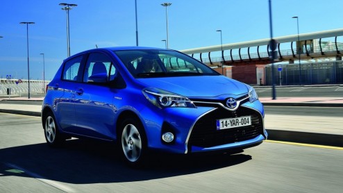 Toyota Yaris facelift vernieuwt het gezicht van de Yaris, alsmede het interieur, onderstel en motoren. De vernieuwde Toyota Yaris staat medio september bij de dealer.