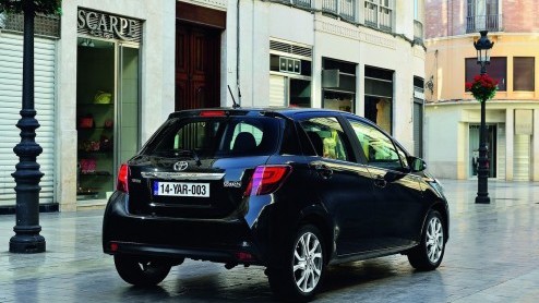 Toyota Yaris facelift vernieuwt het gezicht van de Yaris, alsmede het interieur, onderstel en motoren. De vernieuwde Toyota Yaris staat medio september bij de dealer.