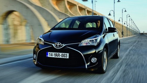 Toyota Yaris facelift vernieuwt het gezicht van de Yaris, alsmede het interieur, onderstel en motoren. De vernieuwde Toyota Yaris staat medio september bij de dealer.