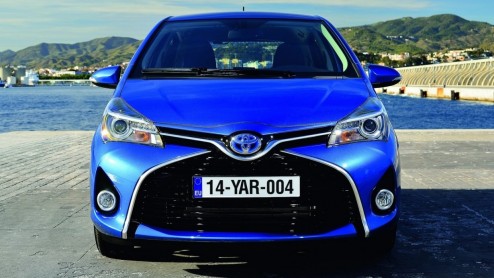 Toyota Yaris facelift vernieuwt het gezicht van de Yaris, alsmede het interieur, onderstel en motoren. De vernieuwde Toyota Yaris staat medio september bij de dealer.
