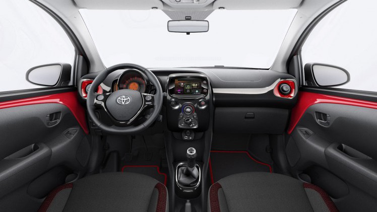 Toyota breidt het Aygo programma uit en lanceert nieuwe uitrustingsvarianten met meer uitrusting tegen een gunstige prijs.