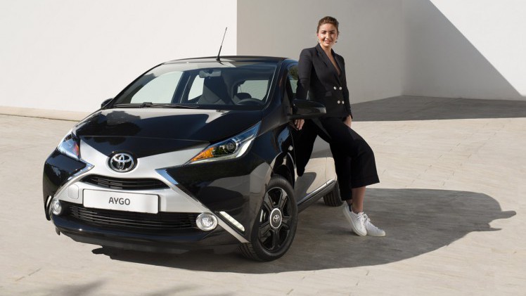 Toyota levert van de compacte Aygo nu drie Fashion Editions samengesteld door drie Nederlandse fashion influencers.