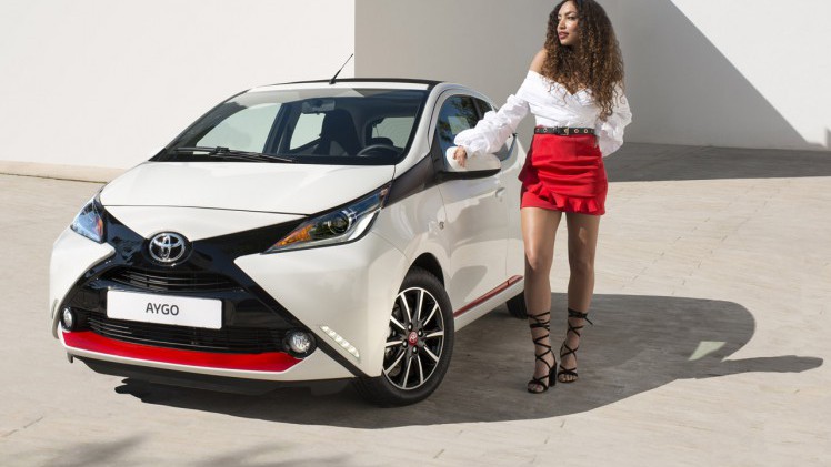 Toyota levert van de compacte Aygo nu drie Fashion Editions samengesteld door drie Nederlandse fashion influencers.