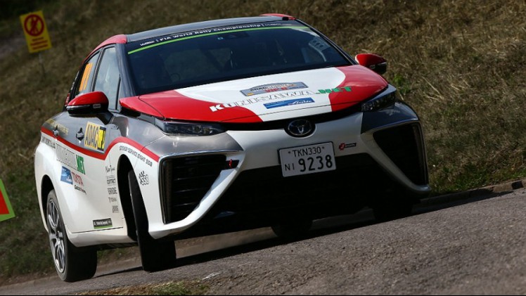 Geen geknetter, geplop en geknal door de bossen bij Trier. Toyota was afgelopen weekend op het World Rally Championship in Duitsland aanwezig met een aangepaste Mirai op waterstof.