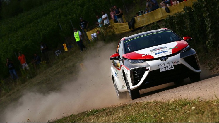 Geen geknetter, geplop en geknal door de bossen bij Trier. Toyota was afgelopen weekend op het World Rally Championship in Duitsland aanwezig met een aangepaste Mirai op waterstof.