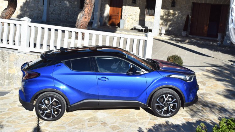 Toyota gaat met de coupachtige C-HR op de sportieve toer. AutoVandaag deed een rijtest.