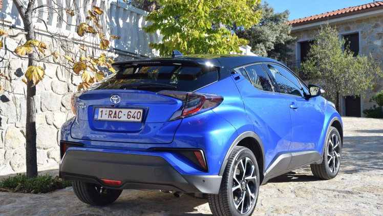 Toyota gaat met de coupachtige C-HR op de sportieve toer. AutoVandaag deed een rijtest.