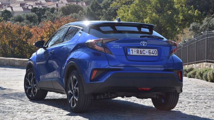 Toyota gaat met de coupachtige C-HR op de sportieve toer. AutoVandaag deed een rijtest.