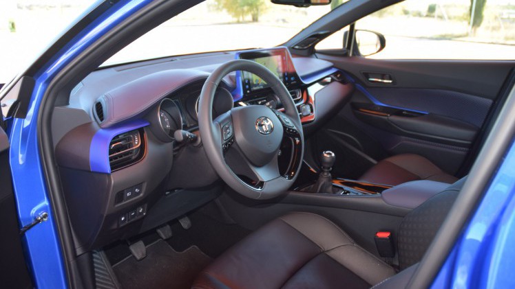 Toyota gaat met de coupachtige C-HR op de sportieve toer. AutoVandaag deed een rijtest.
