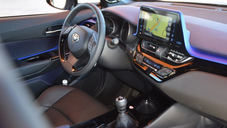 Toyota gaat met de coupachtige C-HR op de sportieve toer. AutoVandaag deed een rijtest.