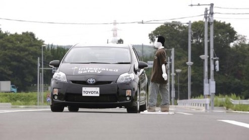 Toyota heeft een 'Pre-collision System' noodremsysteem met voetgangersdetectie ontwikkeld dat ook een stuuringreep kan uitvoeren, indien een aanrijding onvermijdelijk is.