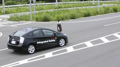 Toyota heeft een 'Pre-collision System' noodremsysteem met voetgangersdetectie ontwikkeld dat ook een stuuringreep kan uitvoeren, indien een aanrijding onvermijdelijk is.