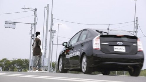 Toyota heeft een 'Pre-collision System' noodremsysteem met voetgangersdetectie ontwikkeld dat ook een stuuringreep kan uitvoeren, indien een aanrijding onvermijdelijk is.