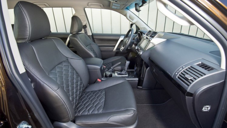 Toyota rust de Land Cruiser Challenger rijker uit.