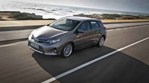 Toyota heeft de Auris in prijs verlaagd. Alle benzine- en dieseluitvoeringen kunnen goedkoper de deur uit. Tevens voegt Toyota de Now-uitvoering toe aan het assortiment.