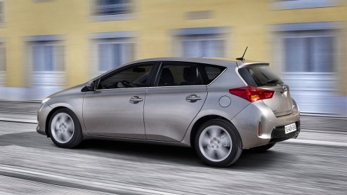 Toyota heeft de Auris in prijs verlaagd. Alle benzine- en dieseluitvoeringen kunnen goedkoper de deur uit. Tevens voegt Toyota de Now-uitvoering toe aan het assortiment.