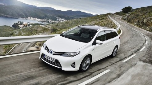 Toyota heeft de Auris in prijs verlaagd. Alle benzine- en dieseluitvoeringen kunnen goedkoper de deur uit. Tevens voegt Toyota de Now-uitvoering toe aan het assortiment.