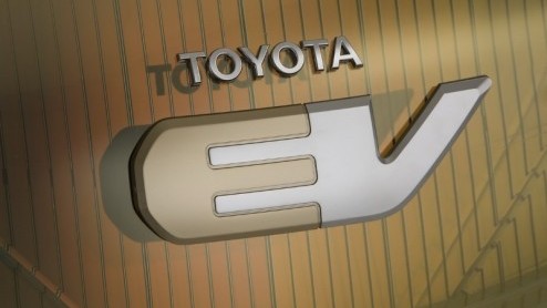 Toyota heeft naast de Prius nog iets bijzonders in petto. Het merk hint naar een compleet elektrisch aangedreven auto, met een Toyota EV-logo ter ondersteuning.