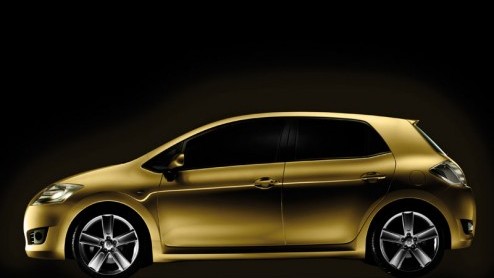 Nee dit is niet de nieuwe Corolla was ongeveer het eerste wat Toyota zei toen de Auris aan het publiek werd gepresenteerd. Frapant is wel dat de Auris nagenoeg dezelfde maten heeft als de Corolla.