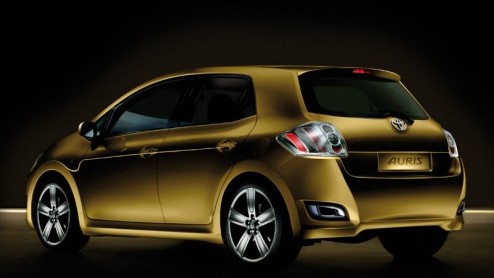 Nee dit is niet de nieuwe Corolla was ongeveer het eerste wat Toyota zei toen de Auris aan het publiek werd gepresenteerd. Frapant is wel dat de Auris nagenoeg dezelfde maten heeft als de Corolla.