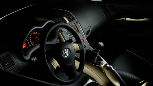 Nee dit is niet de nieuwe Corolla was ongeveer het eerste wat Toyota zei toen de Auris aan het publiek werd gepresenteerd. Frapant is wel dat de Auris nagenoeg dezelfde maten heeft als de Corolla.